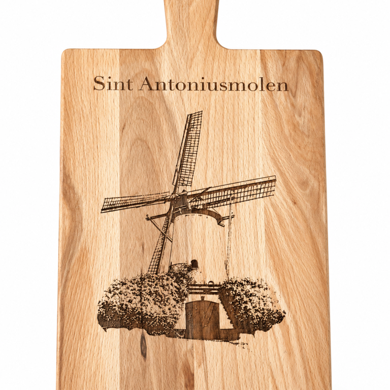Houten snijplank met afbeelding van de Sint Antoniusmolen en opschrift.