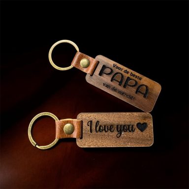 Bruine sleutelhangers met "Papa" en "I love you" gravures.