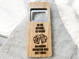 Houten flesopener met gegraveerde tekst en afbeeldingen van bierglazen.